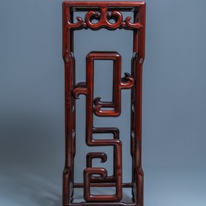 Een hoge Chinese houten sokkel met marmeren blad, 20e eeuw — foto 5