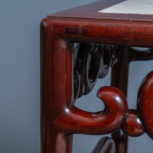 Een hoge Chinese houten sokkel met marmeren blad, 20e eeuw — foto 10