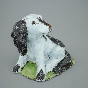 Een hond in polychroom Brussels aardewerk, 18e eeuw — foto 1