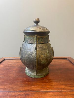 Een hoogst uitzonderlijk Chinees archaïsch bronzen ritueel wijnvat en deksel, 'You' 卣, Shang dynastie, Yinxu periode — foto 2