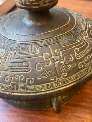 Een hoogst uitzonderlijk Chinees archaïsch bronzen ritueel wijnvat en deksel, 'You' 卣, Shang dynastie, Yinxu periode — foto 24