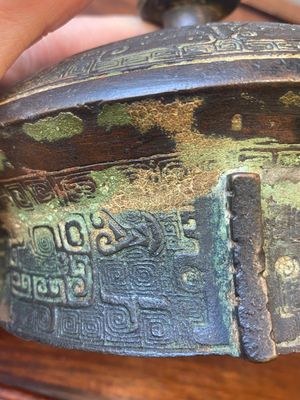 Een hoogst uitzonderlijk Chinees archaïsch bronzen ritueel wijnvat en deksel, 'You' 卣, Shang dynastie, Yinxu periode — foto 29