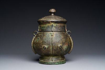 Een hoogst uitzonderlijk Chinees archaïsch bronzen ritueel wijnvat en deksel, 'You' 卣, Shang dynastie, Yinxu periode