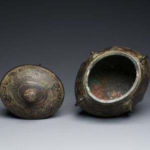 Een hoogst uitzonderlijk Chinees archaïsch bronzen ritueel wijnvat en deksel, 'You' 卣, Shang dynastie, Yinxu periode — foto 5