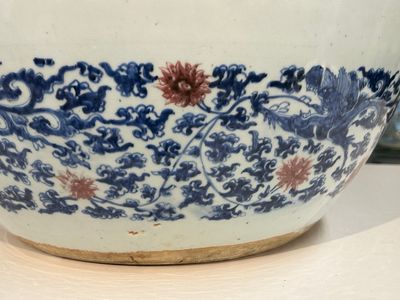 Een hoogst uitzonderlijke grote Chinese blauw-witte en koperrode vissenkom met kostbaarheden en 'Master of the rocks' panelen, Kangxi — foto 14