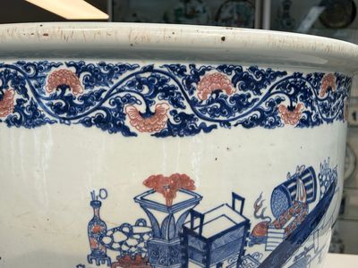 Een hoogst uitzonderlijke grote Chinese blauw-witte en koperrode vissenkom met kostbaarheden en 'Master of the rocks' panelen, Kangxi — foto 19