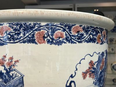 Een hoogst uitzonderlijke grote Chinese blauw-witte en koperrode vissenkom met kostbaarheden en 'Master of the rocks' panelen, Kangxi — foto 29