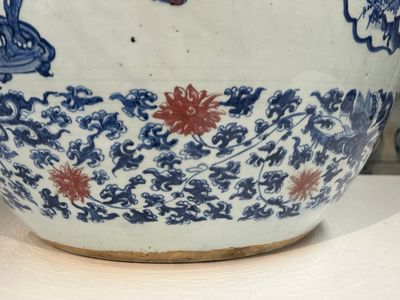 Een hoogst uitzonderlijke grote Chinese blauw-witte en koperrode vissenkom met kostbaarheden en 'Master of the rocks' panelen, Kangxi — foto 31