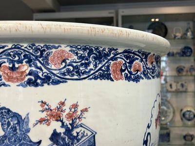 Een hoogst uitzonderlijke grote Chinese blauw-witte en koperrode vissenkom met kostbaarheden en 'Master of the rocks' panelen, Kangxi — foto 32