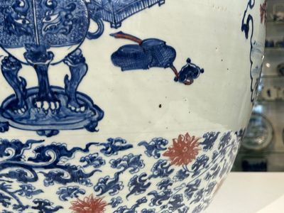 Een hoogst uitzonderlijke grote Chinese blauw-witte en koperrode vissenkom met kostbaarheden en 'Master of the rocks' panelen, Kangxi — foto 33