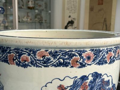 Een hoogst uitzonderlijke grote Chinese blauw-witte en koperrode vissenkom met kostbaarheden en 'Master of the rocks' panelen, Kangxi — foto 39