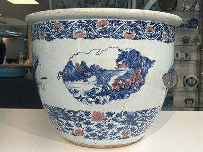 Een hoogst uitzonderlijke grote Chinese blauw-witte en koperrode vissenkom met kostbaarheden en 'Master of the rocks' panelen, Kangxi — foto 4