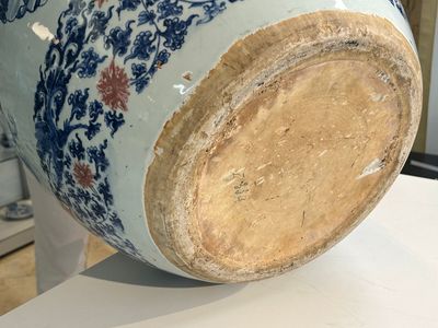 Een hoogst uitzonderlijke grote Chinese blauw-witte en koperrode vissenkom met kostbaarheden en 'Master of the rocks' panelen, Kangxi — foto 5