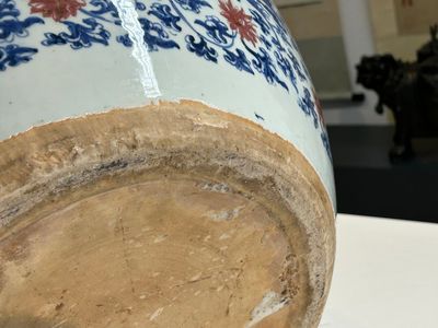 Een hoogst uitzonderlijke grote Chinese blauw-witte en koperrode vissenkom met kostbaarheden en 'Master of the rocks' panelen, Kangxi — foto 9
