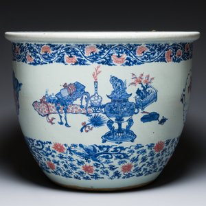 Een hoogst uitzonderlijke grote Chinese blauw-witte en koperrode vissenkom met kostbaarheden en 'Master of the rocks' panelen, Kangxi — foto 2