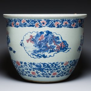 Een hoogst uitzonderlijke grote Chinese blauw-witte en koperrode vissenkom met kostbaarheden en 'Master of the rocks' panelen, Kangxi — foto 3