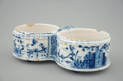 Een houder voor een olie- en azijnstel in blauw-wit Delfts aardewerk, 18e eeuw