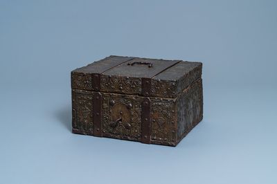 Een houten kist met koperen en ijzeren beslag, Duitsland, 17/18e eeuw