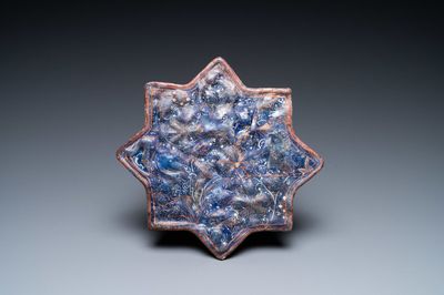Een Ilkhanid Lajvardina stertegel met blauwe fondkleur, Iran, 13/14e eeuw