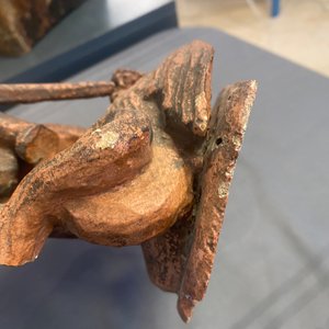 Een imitatie terrracotta gemonochromeerde houten figuur van Sint-Joris, 16e eeuw — foto 13