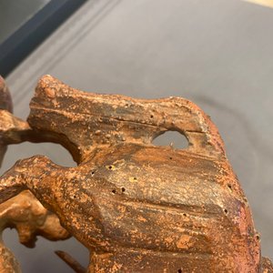 Een imitatie terrracotta gemonochromeerde houten figuur van Sint-Joris, 16e eeuw — foto 17