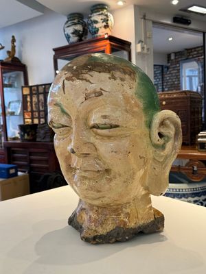 Een imposant Chinees sancai geglazuurd steengoed hoofd van een monnik, Yuan/Ming — foto 1