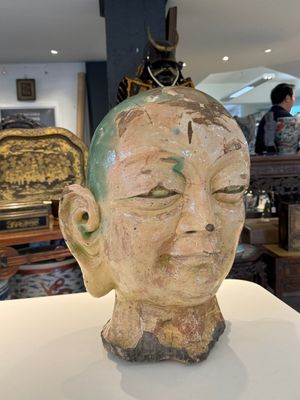 Een imposant Chinees sancai geglazuurd steengoed hoofd van een monnik, Yuan/Ming — foto 3