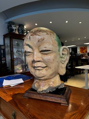 Een imposant Chinees sancai geglazuurd steengoed hoofd van een monnik, Yuan/Ming — foto 4