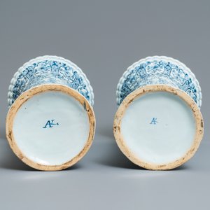Een imposant vijf-delig blauw-wit Delfts kaststel, 19e eeuw — foto 19