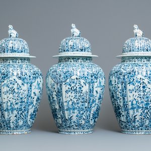 Een imposant vijf-delig blauw-wit Delfts kaststel, 19e eeuw — foto 2