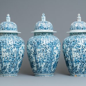 Een imposant vijf-delig blauw-wit Delfts kaststel, 19e eeuw — foto 4