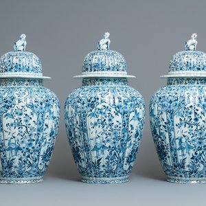 Een imposant vijf-delig blauw-wit Delfts kaststel, 19e eeuw — foto 6