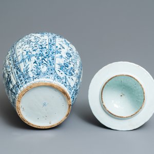 Een imposant vijf-delig blauw-wit Delfts kaststel, 19e eeuw — foto 9