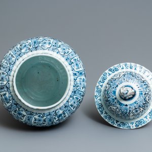 Een imposant vijf-delig blauw-wit Delfts kaststel, 19e eeuw — foto 10