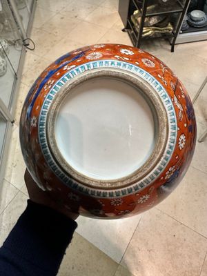 Een in Engeland overgedecoreerde Chinese blauw-witte houder voor rolschilderingen, Kangxi — foto 4