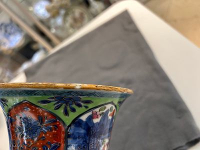 Een in Europa overgedecoreerde blauw-witte 'gu' vaas, Kangxi — foto 4