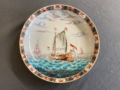 Een in Nederland beschilderd Chinees bord met een handelsschip, Kangxi — foto 1