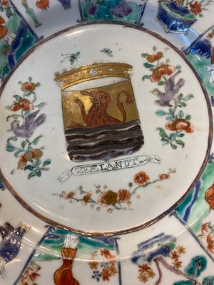 Een in Nederland beschilderde Chinese famille verte schotel met het wapen van de provincie Zeeland, Kangxi/Yongzheng — foto 2