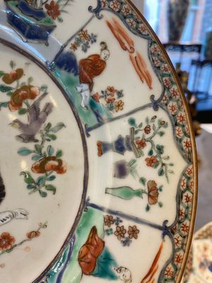 Een in Nederland beschilderde Chinese famille verte schotel met het wapen van de provincie Zeeland, Kangxi/Yongzheng — foto 4