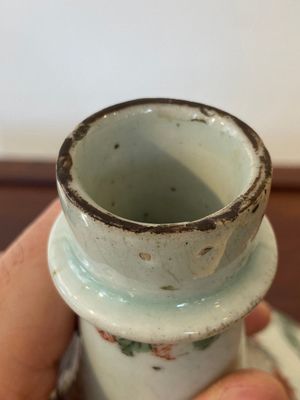 Een in Nederland beschilderde Japanse Arita fles met zgn. Amsterdams bont decor in Kakiemon-stijl, Edo, 17/18e eeuw — foto 7