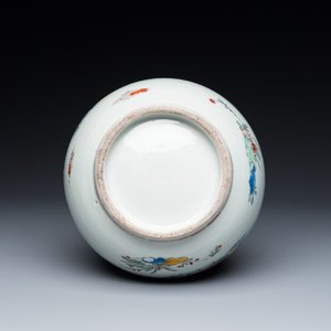 Een in Nederland beschilderde Japanse Arita fles met zgn. Amsterdams bont decor in Kakiemon-stijl, Edo, 17/18e eeuw — foto 6