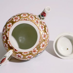 Een in Nederland beschilderde Meissen theepot met deksel, ca. 1720 — foto 6