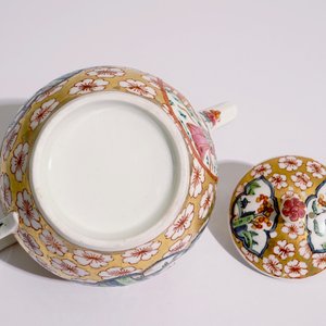 Een in Nederland beschilderde Meissen theepot met deksel, ca. 1720 — foto 7