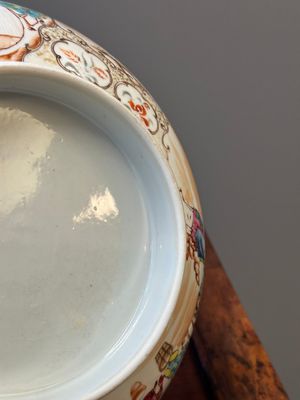 Een in Nederland gedecoreerde Chinese kom en een Canton famille rose kom met mandarijns decor, Qianlong — foto 11