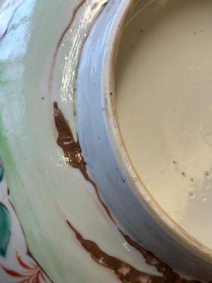 Een in Nederland gedecoreerde Chinese kom en een Canton famille rose kom met mandarijns decor, Qianlong — foto 15