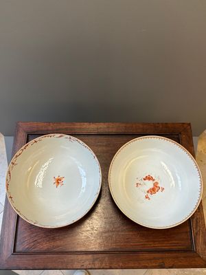Een in Nederland gedecoreerde Chinese kom en een Canton famille rose kom met mandarijns decor, Qianlong — foto 3