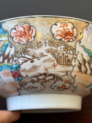 Een in Nederland gedecoreerde Chinese kom en een Canton famille rose kom met mandarijns decor, Qianlong — foto 6