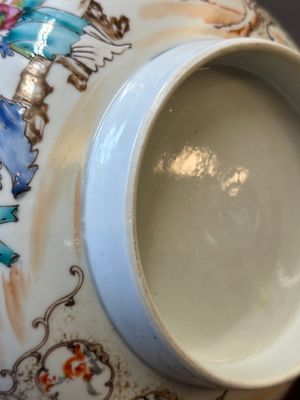 Een in Nederland gedecoreerde Chinese kom en een Canton famille rose kom met mandarijns decor, Qianlong — foto 10