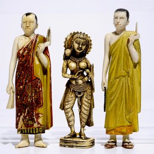 Een Indisch ivoren figuur van Parvati en twee polychrome figuren van dienaars, 18/19e eeuw — foto 1