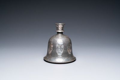 Een Indische met zilver ingelegde bidri basis voor een waterpijp, 1e helft 19e eeuw